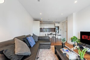 Smart TV, books - Luxury High-Rise flat next to Wembley stadium (Wembley)