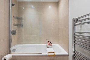 Douche, baignoire à jets, sèche-cheveux, serviettes fournies