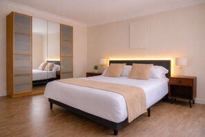 2 Schlafzimmer, Schreibtisch, Bügeleisen/Bügelbrett, Reisekinderbett