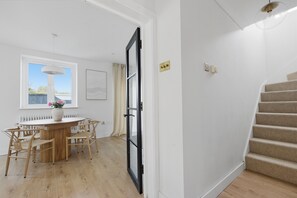 Dining - Modern 3-Bed Home Whistable Stay - Pass the Keys (Whitstable)