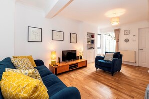 Living area - Charming 2BR Cottage in Richmond, 20 mins C London - Pass the Keys (Richmond)