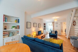 Living area - Charming 2BR Cottage in Richmond, 20 mins C London - Pass the Keys (Richmond)