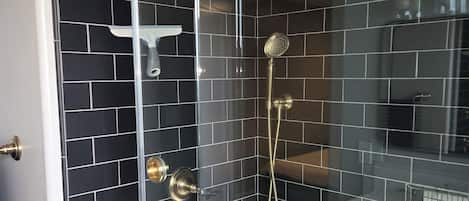 Regadera, toallas, papel de baño