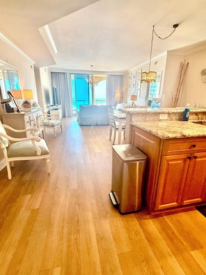 Un'ampia zona giorno con cucina, sala da pranzo e vista sull'oceano.