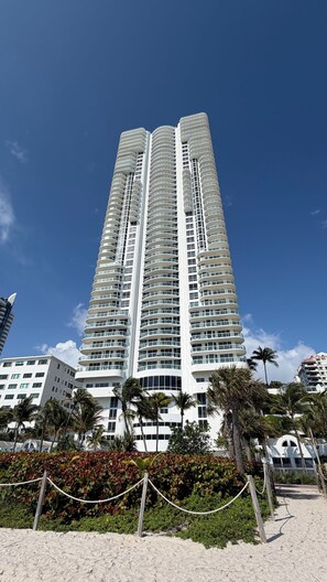 Exterior - Ocean Front 1BA 1.5BA in Miami Beach (Miami Beach)