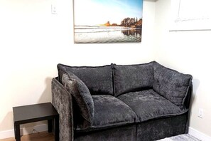 Living area - Modern New 2BR Suite Wi-Fi, Netflix & Parking (Saskatoon)