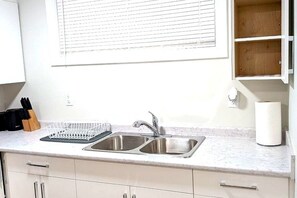 Private kitchen - Modern New 2BR Suite Wi-Fi, Netflix & Parking (Saskatoon)