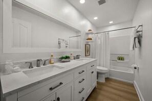 Bathroom - Renovated Naples Home, Heated Pool/Spa, Near 5th Ave & Beaches, High Walkability (Naples)