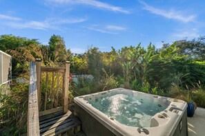 Outdoor spa tub - Renovated Naples Home, Heated Pool/Spa, Near 5th Ave & Beaches, High Walkability (Naples)