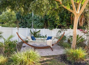 Property grounds - Renovated Naples Home, Heated Pool/Spa, Near 5th Ave & Beaches, High Walkability (Naples)