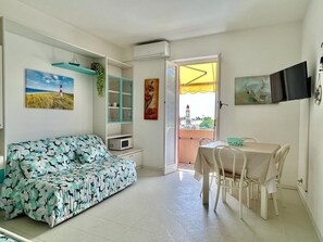 Living area - Cozy studio apartment 500 m from the sea (San Bartolomeo al Mare)
