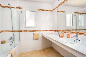 Hair dryer, towels - Villa Miguels by Villa Plus (Es Mercadal)
