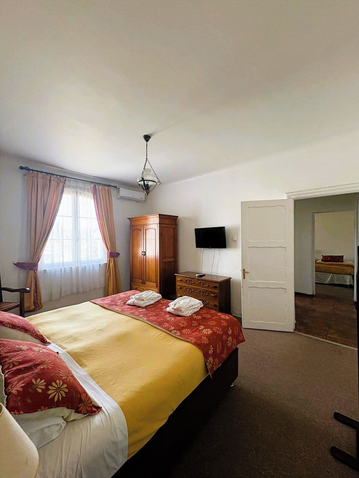 Caja de seguridad en la habitación y ropa de cama 