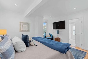 Iron/ironing board, WiFi, bed sheets - Downtown Flat • Walk to Dining & Shops • Sleeps 4 (Saint Michaels)