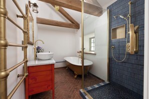 Regadera, secadora de cabello, bidet, toallas 