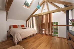 Tabla de planchar con plancha, wifi y ropa de cama 
