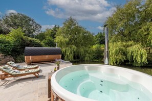 Bain à remous extérieur