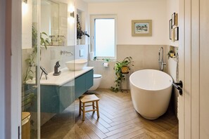 Een douche, een haardroger, handdoeken, zeep