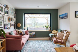 Smart TV, books, stereo, computer monitors - Modern 5 bed Countryside Home with Stunning Views (Wigginton)