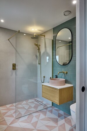 Shower, hair dryer, towels, soap - Modern 5 bed Countryside Home with Stunning Views (Wigginton)
