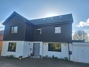 Exterior - Modern 5 bed Countryside Home with Stunning Views (Wigginton)