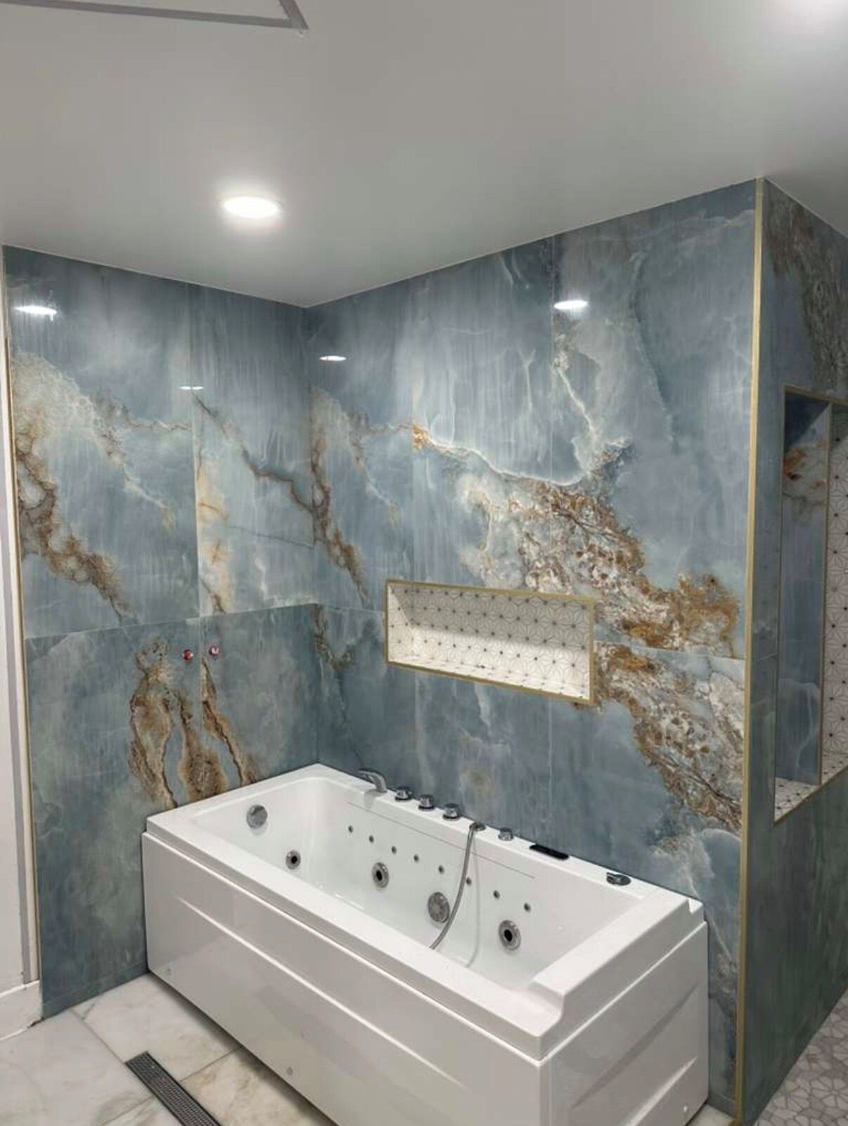Een haardroger, een bidet, handdoeken, zeep