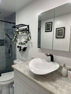 A bathroom with a white sink, a mirror, and a shower. - Casa Luxe Miami (Miami)
