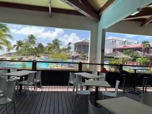Outdoor dining - Magnificent Studio LA CASA MANAO sea view, swimming pool, direct private beach access (Saint-François)