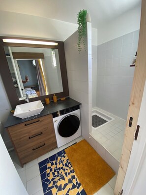Towels, soap, toilet paper - Magnificent Studio LA CASA MANAO sea view, swimming pool, direct private beach access (Saint-François)