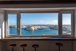 Interior - Emvin Suite - Studio Apartment with exceptional Grand Harbor views (Valletta)