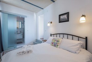 Desk, iron/ironing board, travel cot, free WiFi - Emvin Suite - Studio Apartment with exceptional Grand Harbor views (Valletta)