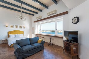 Room - Emvin Suite - Studio Apartment with exceptional Grand Harbor views (Valletta)