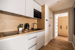 Kühlschrank, Mikrowelle, Wasserkocher mit Kaffee-/Teezubehör