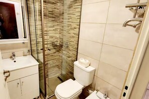 Secadora de cabello, toallas, jabón, papel de baño 