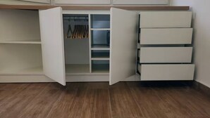 A room with a built-in wardrobe, a wooden floor, and a closet with hanging space. - Centro de Buenos Aires IV (Buenos Aires)