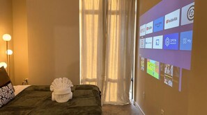 Luxury Penthouse, Balcony, City View | Laptop workspace, free WiFi, bed sheets - Capital Metro Stay (Washington)