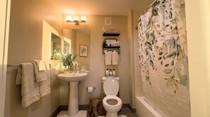 Luxury Penthouse, Balcony, City View | Bathroom | Combined shower/bathtub, hair dryer, towels, soap - Capital Metro Stay (Washington)