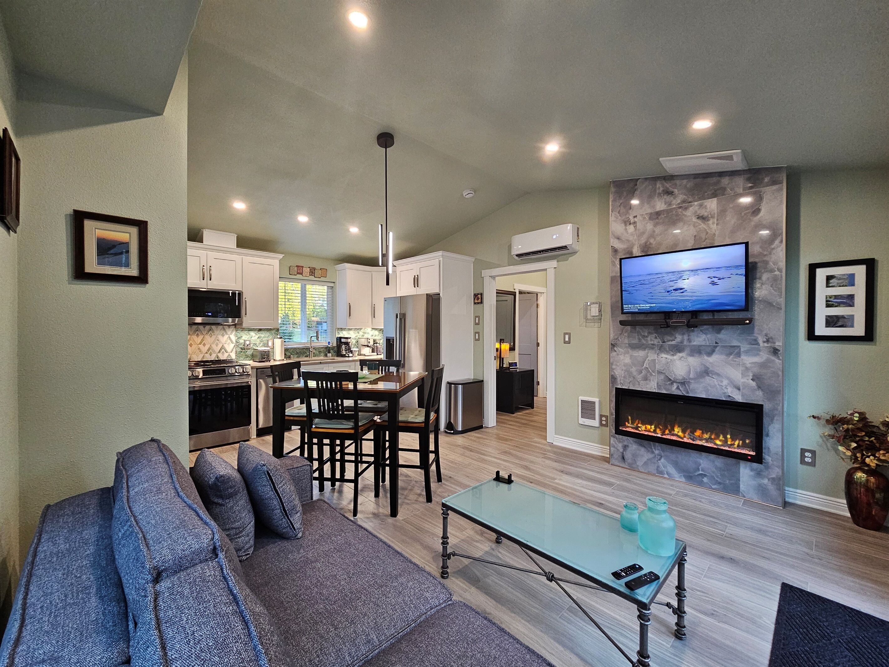 Smart TV, fireplace