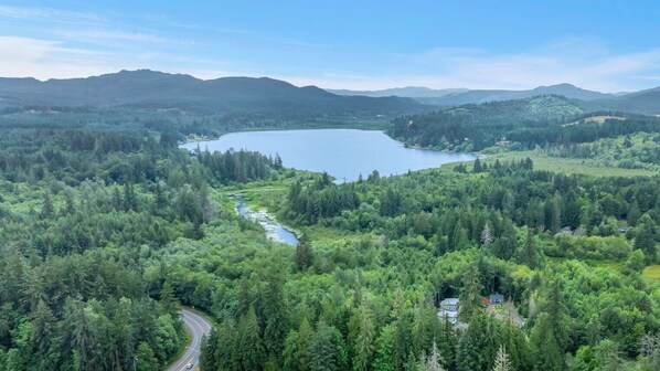 Un lago rodeado de un bosque denso y colinas.