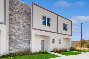 Exterior - Dog-friendly Townhouse With Private Pool, Screened Lanai, Washer/dryer (Davenport)
