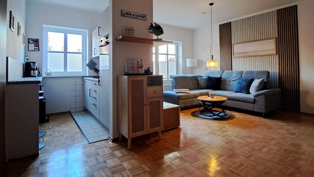 Um apartamento moderno com cozinha, sala de jantar e sala de estar.