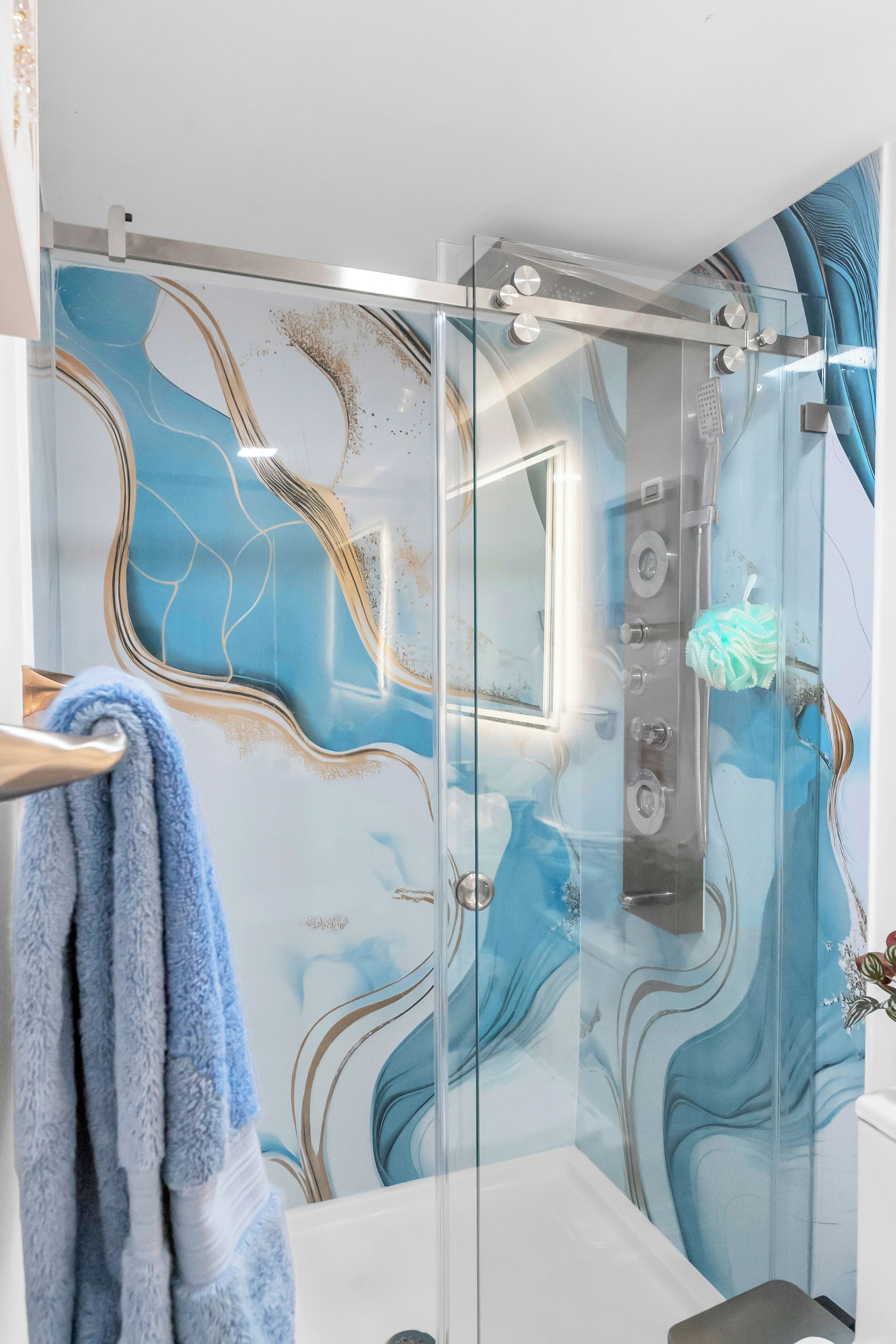Een douche, een haardroger, handdoeken, zeep
