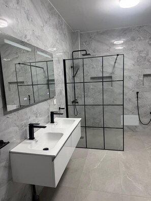 Shower, jetted bath, towels, soap - Phenomenal 5-bedroom house with AC in relaxing Saly with a large swimming pool (Saly)