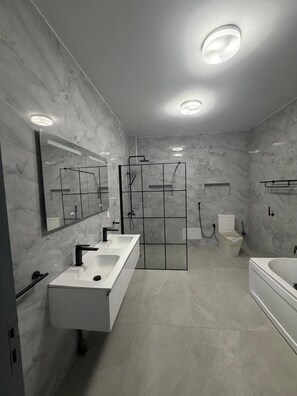 Douche, baignoire à jets, serviettes fournies, savon