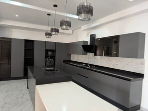 Private kitchen - Phenomenal 5-bedroom house with AC in relaxing Saly with a large swimming pool (Saly)
