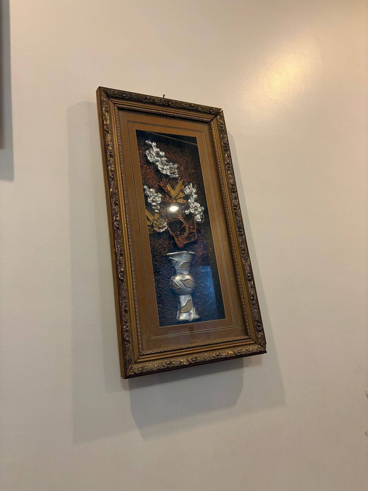 Uma obra de arte emoldurada numa parede.