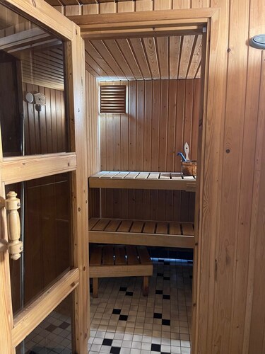 Cosy 4 bir R+sauna near traffic, grocery, airport
