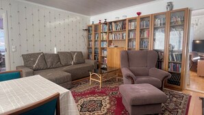 Smart-TV, bøker, stereoanlegg og PC-skjermer