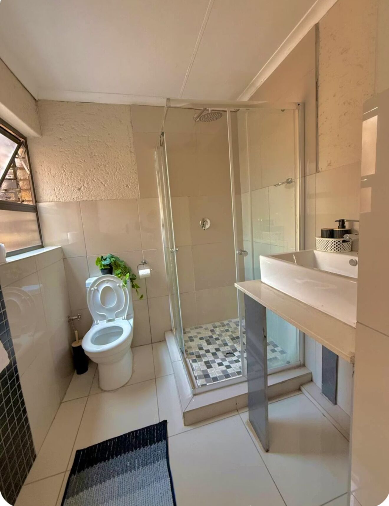 Douche, serviettes fournies, savon, papier toilette
