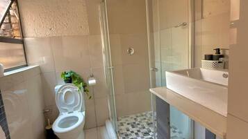 Douche, serviettes fournies, savon, papier toilette